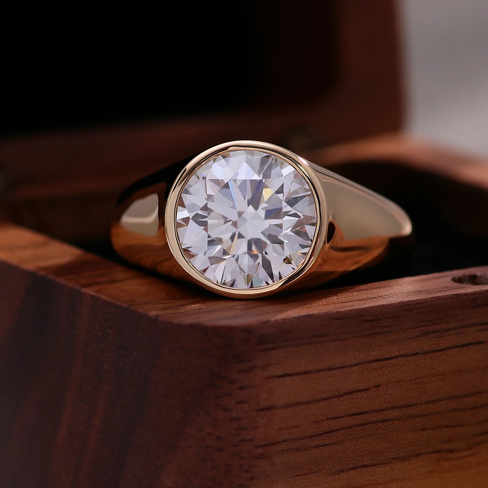 rovence 14K–18K Solid Gold Men’s Ring – 5CT VVS Moissanite Classic Solitaire Wedding & Engagement Band