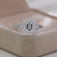 Flower Halo Bold Ring 1CT Emerald 14K–18K-Cut VVS Moissanite Engagement Ring